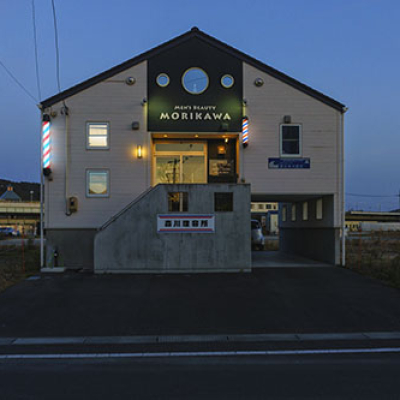 Men's beauty salon in a building recostructed after tsunami. Parrucchiere per uomini in un edificio ricostruito dopo lo tsunami